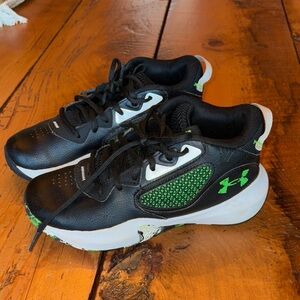 Boys size 4 under Armour sneakers gently used